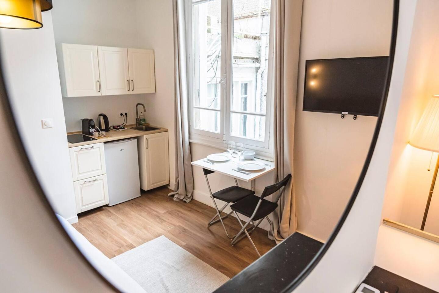Pink, Appartement En Plein Coeur De Реймс Екстериор снимка